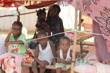 Người dân tại trại tị nạn ở Port Sudan, bang Biển Đỏ, Sudan. (Ảnh: THX/TTXVN)