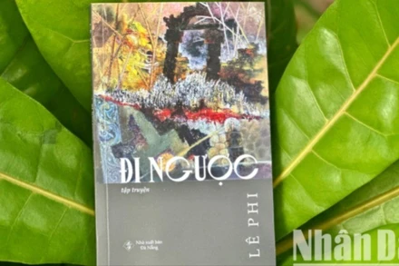 Tác phẩm đầu tay, tập truyện ngắn "Đi ngược" của nhà báo Lê Phi. (Ảnh: ANH ĐÀO)
