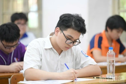 Thí sinh tham dự kỳ thi tuyển sinh vào lớp 10 tại Hà Nội. (Ảnh: THẾ ĐẠI)