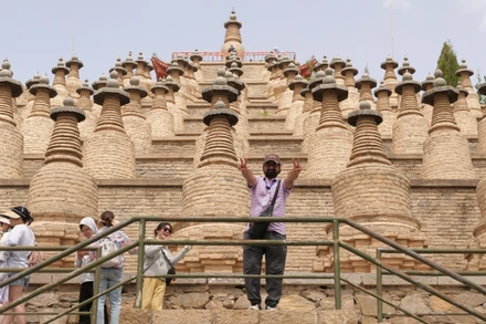 108 ngọn tháp - điểm đến không thể bỏ qua khi tham quan thung lũng Thanh Đồng Hiệp trên sông Hoàng Hà.