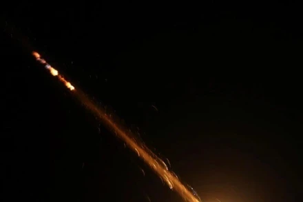 Tên lửa của Iran được phóng xuống thành phố Hebron, phía nam Khu Bờ Tây tối 14/6/2025. (Ảnh: THX/TTXVN)