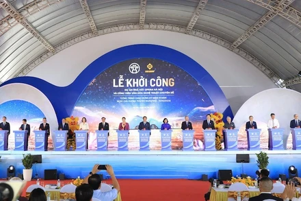 Các đại biểu thực hiện nghi thức khởi công dự án Nhà hát Opera Hà Nội và Công viên văn hóa nghệ thuật chuyên đề bên hồ Tây.