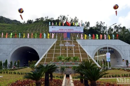 Hầm Cù Mông trên tuyến cao tốc bắc-nam.