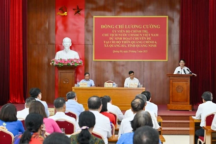 Chủ tịch nước Lương Cường và Đoàn công tác Trung ương dự sinh hoạt chuyên đề tại Chi bộ thôn Quảng Chính 6, xã Quảng Hà, tỉnh Quảng Ninh. (Ảnh: THỦY NGUYÊN)