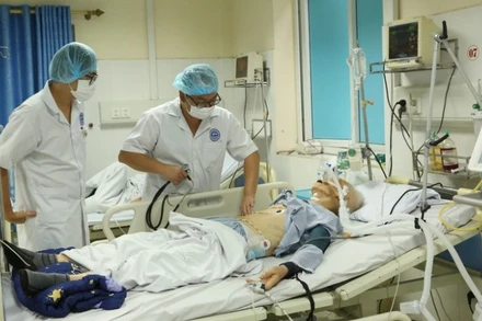 Các bác sỹ Viện Y học Biển Việt Nam thăm khám cho bệnh nhân. (Ảnh: TTXVN)