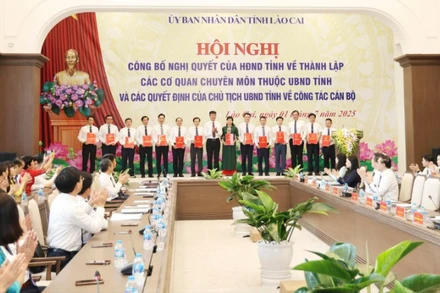 Chủ tịch Ủy ban nhân dân tỉnh Lào Cai Trần Huy Tuấn trao Quyết định cho 14 Giám đốc, Phó Giám đốc phụ trách các cơ quan chuyên môn thuộc Ủy ban nhân dân tỉnh.