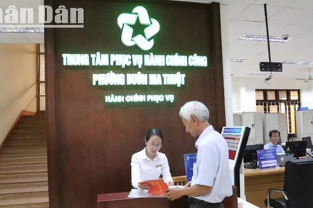 Người dân đến làm giải quyết thủ tục hành chính tại Trung tâm phục vụ hành chính công phường Buôn Ma Thuột.