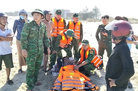 Lực lượng Biên phòng kịp thời sơ cứu và đưa ngư dân bị nạn đến cơ sở y tế.