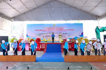 Đại biểu thực hiện nghi thức khởi công xây dựng công trình.