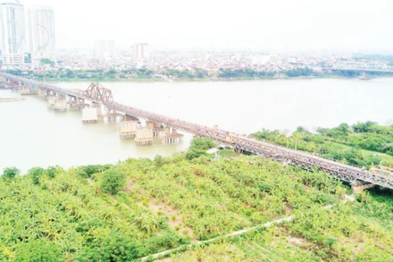 Sông Hồng chảy qua thành phố Hà Nội. (Ảnh: THẾ ĐẠI)