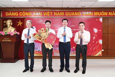 Bộ trưởng Nguyễn Hồng Diên trao quyết định công nhận Ngày truyền thống 2/10/1945 cho lãnh đạo Báo Công Thương.