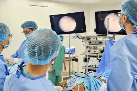 Bác sĩ tiến hành phẫu thuật nội soi PRF tại khớp gối bệnh nhân. 