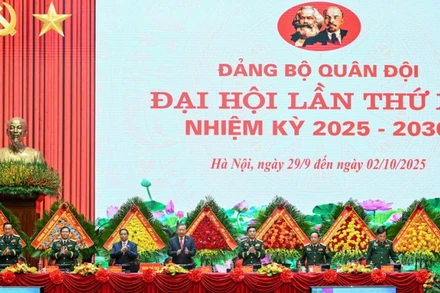 Đoàn Chủ tịch Đại hội đại biểu Đảng bộ Quân đội lần thứ XII. (Ảnh: DUY LINH)