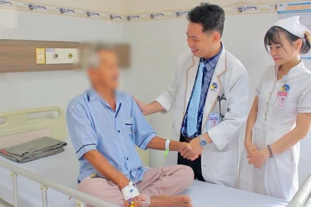 Bác sĩ thăm hỏi bệnh nhân C., 86 tuổi sau ca phẫu thuật. 