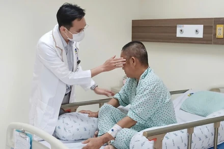 Bác sĩ thăm khám bệnh nhân sau phẫu thuật vỡ túi phình mạch máu não.