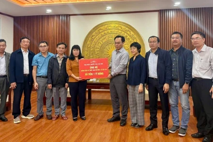 Giám đốc Đại học Quốc gia Hà Nội, Phó Giáo sư, Tiến sĩ Hoàng Minh Sơn trao tặng 1 tỷ đồng hỗ trợ nhân dân tỉnh Đắk Lắk khắc phục hậu quả lũ lụt, với sự chứng kiến của Phó Chủ tịch Thường trực Ủy ban nhân dân tỉnh Hồ Thị Nguyên Thảo.