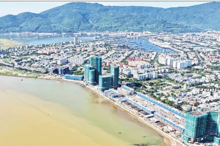 Nhiều tòa cao ốc đang xây dựng dọc bờ sông Hàn, thành phố Đà Nẵng. (Ảnh: VĂN ĐÔNG)