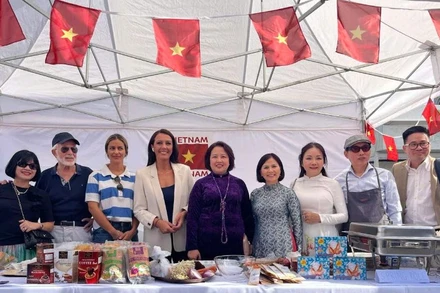 Đại sứ Phạm Thị Thu Hương (giữa) và Phó Thị trưởng thành phố Piraeus (thứ 4 từ trái sang) cùng cán bộ, nhân viên Đại sứ quán Việt Nam tại Hy Lạp và bạn bè Hy Lạp tại gian giới thiệu ẩm thực và nông sản sấy khô của Việt Nam. (Ảnh: Đại sứ quán Việt Nam tại Hy Lạp)