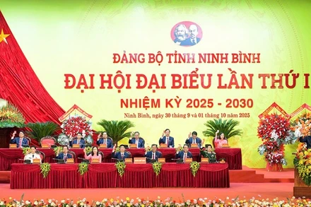 Đoàn Chủ tịch Đại hội.