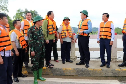 Phó Thủ tướng Chính phủ Mai Văn Chính cùng lãnh đạo tỉnh Tuyên Quang kiểm tra công tác bảo đảm an toàn giao thông tại cầu Chiêm Hóa, xã Chiêm Hóa.
