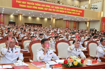 Biểu quyết thông qua chương trình của Đại hội.