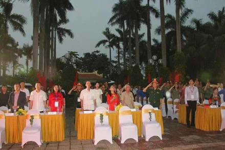 Thắp nến tri ân liệt sĩ tại Nghĩa trang Liệt sĩ Hà Nội.