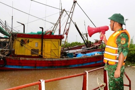 Lực lượng Trạm Kiểm soát Biên phòng Cửa Đáy, Đồn Biên phòng Kim Sơn, tỉnh Ninh Bình, kêu gọi tàu thuyền và ngư dân về nơi tránh trú an toàn.