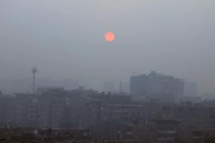 Khói mù ô nhiễm bao phủ bầu trời tại Cairo, Ai Cập, ngày 8/1/2022. (Ảnh: THX/TTXVN)