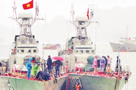 Hải quân Vùng 1 tổ chức chằng buộc dây tàu vào phao. (Ảnh: VĂN PHƯƠNG)