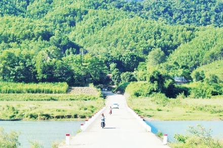 Cầu bê-tông bắc qua sông Ba Lòng để người dân đôi bờ đi lại được thuận lợi hơn.