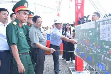 Thủ tướng Chính phủ Phạm Minh Chính chỉ đạo về tiến độ xây dựng Dự án cao tốc Châu Đốc–Cần Thơ–Sóc Trăng. (Ảnh: THANH GIANG)
