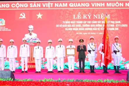 Thừa ủy quyền, Bộ trưởng Lương Tam Quang trao Huân chương Bảo vệ Tổ quốc hạng Nhì tặng Cục Cảnh sát quản lý trại giam, cơ sở giáo dục bắt buộc, trường giáo dưỡng. (Ảnh: https://bocongan.gov.vn/)