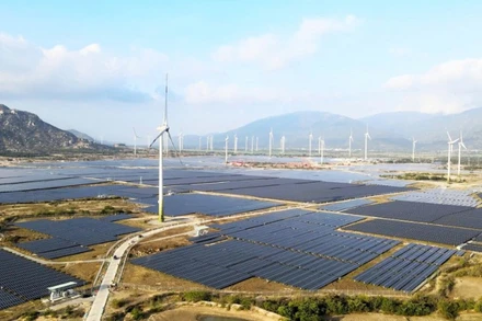 Các dự án điện gió, điện mặt trời phía nam Khánh Hòa tạo nhiều việc làm cho người lao động.