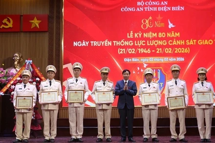 Đồng chí Lê Văn Lương, Chủ tịch Ủy ban nhân dân tỉnh Điện Biên, trao Bằng khen của Ủy ban nhân dân tỉnh tặng các tập thể, cá nhân thuộc Phòng Cảnh sát giao thông Công an tỉnh Điện Biên có thành tích xuất sắc trong công tác.
