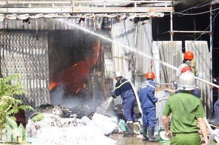 Các chiến sĩ tiếp cận hiện trường, phá cửa, dập lửa. (Ảnh: ANH ĐÀO)