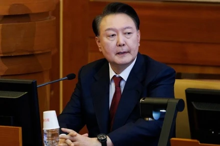 Cựu Tổng thống Hàn Quốc Yoon Suk Yeol tại một phiên điều trần ở Seoul. (Ảnh: THX/TTXVN)