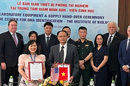 Đại diện các đơn vị trao biên bản bàn giao lễ trao thiết bị phòng thí nghiệm ADN. (Ảnh: MINH HUY)