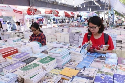 Những ngày hội sách quốc gia luôn thu hút sự quan tâm của giới trẻ. (Ảnh: QUANG VINH)