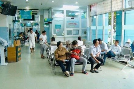 Người dân đến khám chữa bệnh tại một bệnh viện ở Thành phố Hồ Chí Minh.