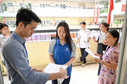 Thí sinh làm thủ tục vào phòng thi tuyển sinh lớp 10 THPT công lập, điểm thi Trường THCS Ngô Sĩ Liên (Hà Nội). (Ảnh THẾ ĐẠI)