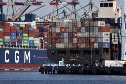 Container hàng hóa được bốc dỡ tại cảng Los Angeles, California, Mỹ. (Ảnh: XINHUA)