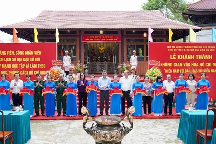 Đại biểu cắt băng khánh thành Không gian văn hóa Hồ Chí Minh tại Địa đạo Củ Chi.