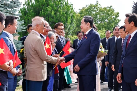 Chủ tịch Quốc hội Trần Thanh Mẫn và Phu nhân gặp gỡ cán bộ, nhân viên Phái đoàn Việt Nam tại Liên hợp quốc và các tổ chức quốc tế tại Geneva, Đại sứ quán và cộng đồng người Việt Nam tại Thụy Sĩ. (Ảnh: TTXVN)