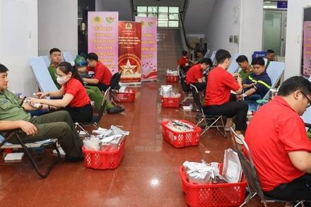 Cán bộ, chiến sĩ Công an thành phố Cần Thơ hiến máu đầu năm 2026.