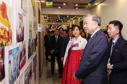 Tổng Bí thư Tô Lâm thăm Trường mẫu giáo Kiêng Sang. (Ảnh: TTXVN)