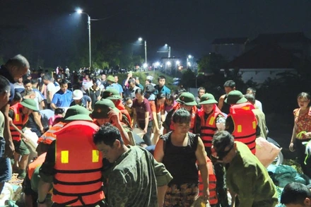 Lực lượng phường Vân Hà gia cố điểm đê có nguy cơ lũ tràn qua.