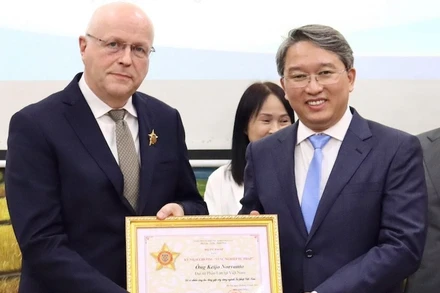 Trao Kỷ niệm chương “Vì sự nghiệp tư pháp” cho Đại sứ Phần Lan tại Việt Nam. (Ảnh: TH)