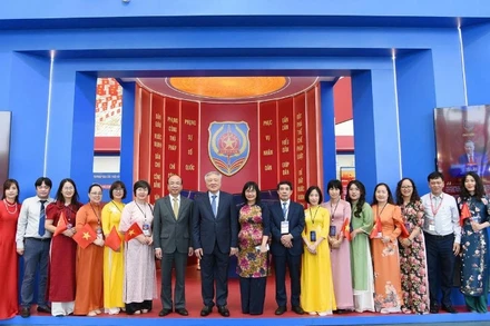 Phó Thủ tướng Thường trực Chính phủ Nguyễn Hoà Bình, Chủ tịch Viện Hàn lâm Khoa học xã hội Việt Nam Phan Chí Hiếu chụp ảnh lưu niệm cùng lãnh đạo và cán bộ của Bộ Tư pháp tại Triển lãm. (Ảnh: TH)