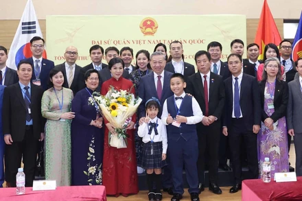 Tổng Bí thư Tô Lâm và Phu nhân với cán bộ, nhân viên Đại sứ quán và cộng đồng người Việt Nam tại Hàn Quốc. (Ảnh: Thống Nhất/TTXVN)