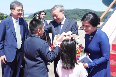 Tổng Bí thư Tô Lâm và Phu nhân đến thủ đô Seoul, bắt đầu chuyến thăm cấp Nhà nước tới Hàn Quốc. Ảnh: Thống Nhất/TTXVN